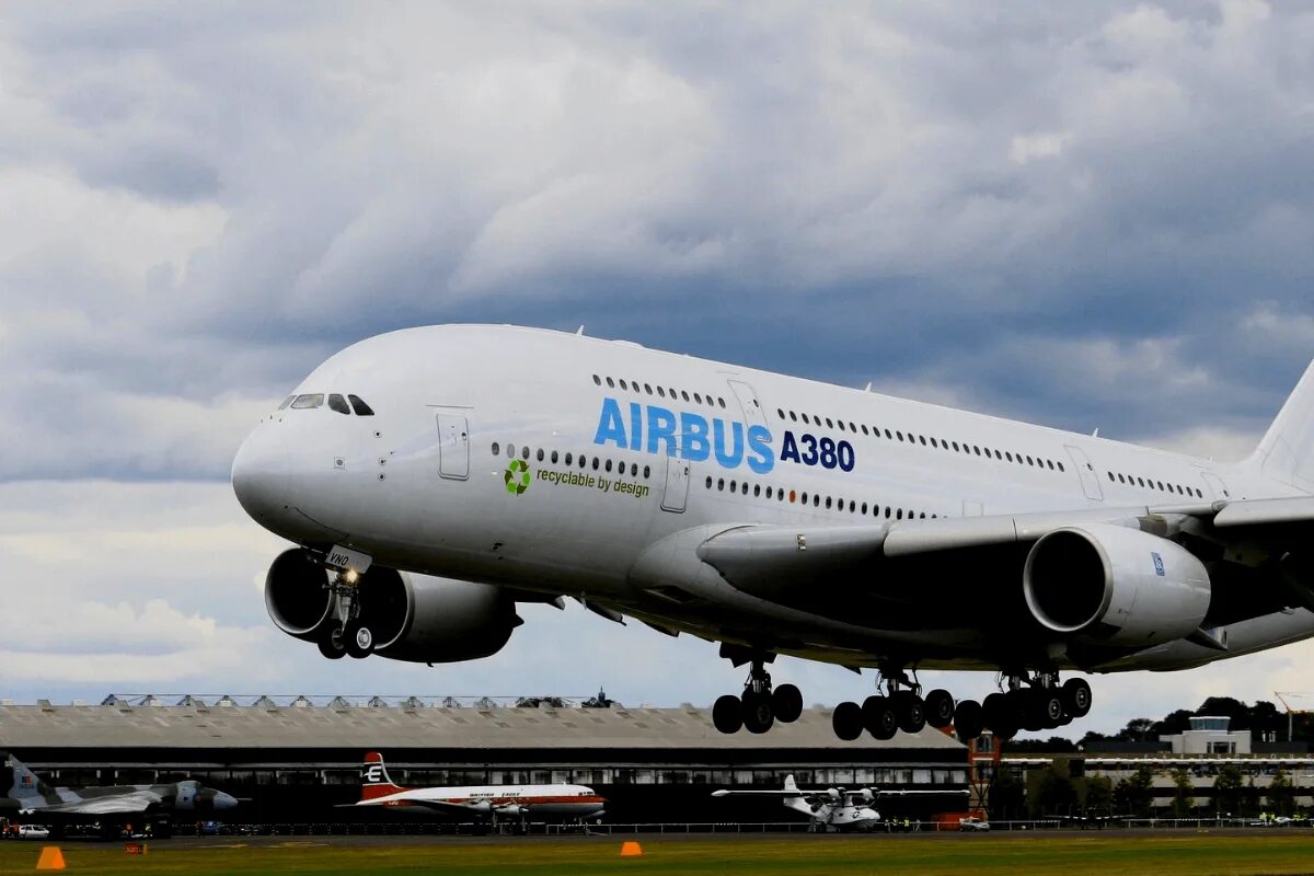 Эирбас. Airbus a380. Самый большой Аэробус а380. Пассажирский самолёт Аэробус а380. Боинг Аэробус а380.