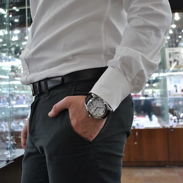 Мужчина в пиджаке. Часы стиль. Черная водолазка с рубашкой. Мужчина в белой рубашке с длинным рукавом. Часы на руке мужчины.