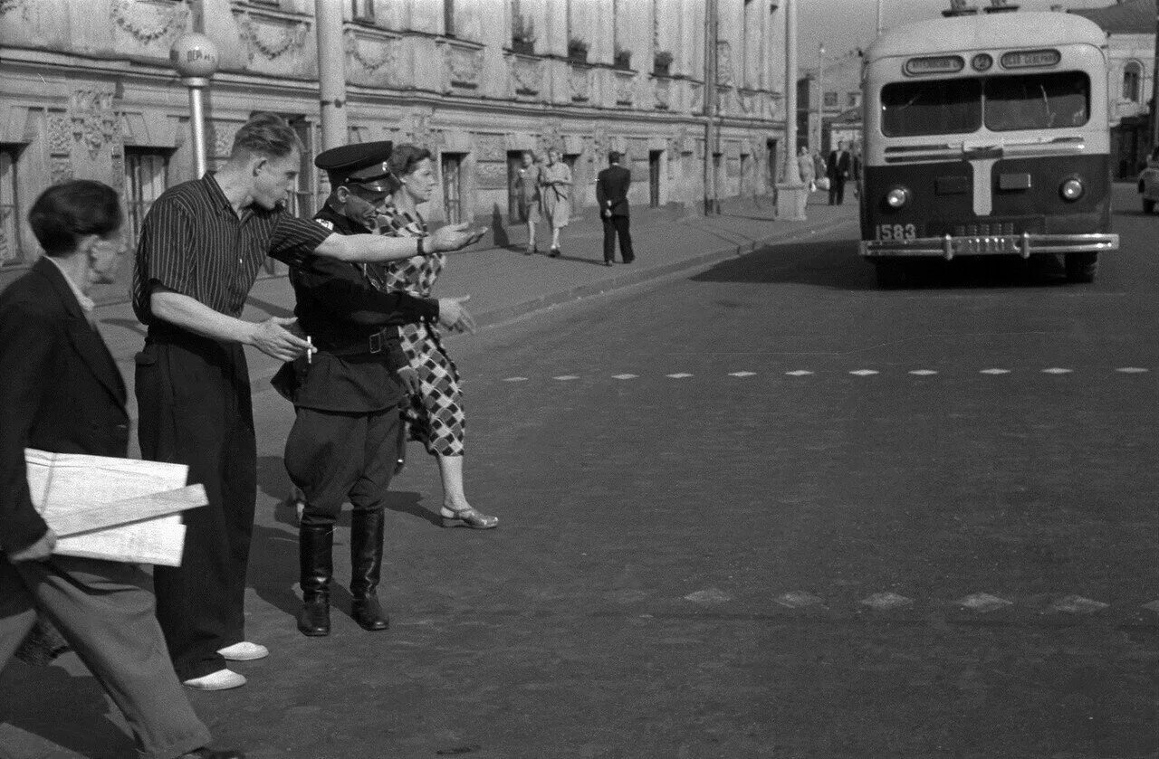 1956 год в россии. Пешеходный переход СССР. Советские дороги. Пешеходныц переход в ССС. Первый пешеходный переход в СССР.