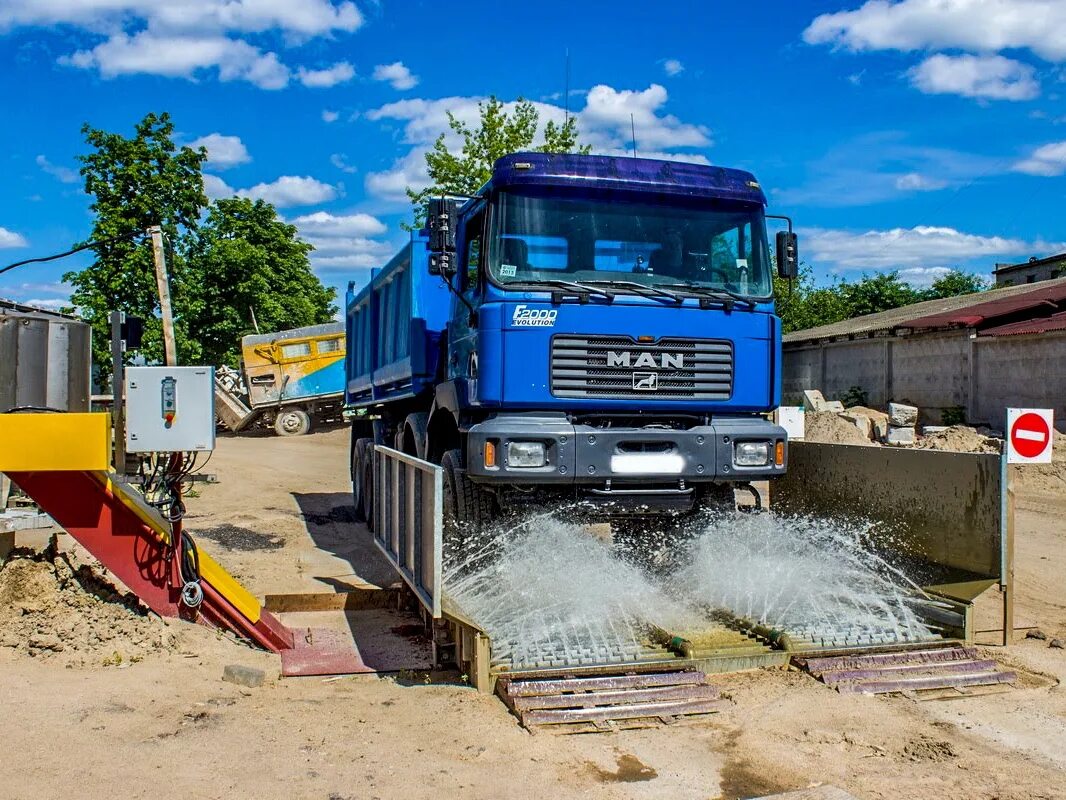 Площадка грузовых автомобилей. Мойка колес на стройплощадке. Пост мойки колес для стройплощадок. АКВАПРОМ 380 пункт мойки колес. Автоматический пост мойки колес грузового автотранспорта.