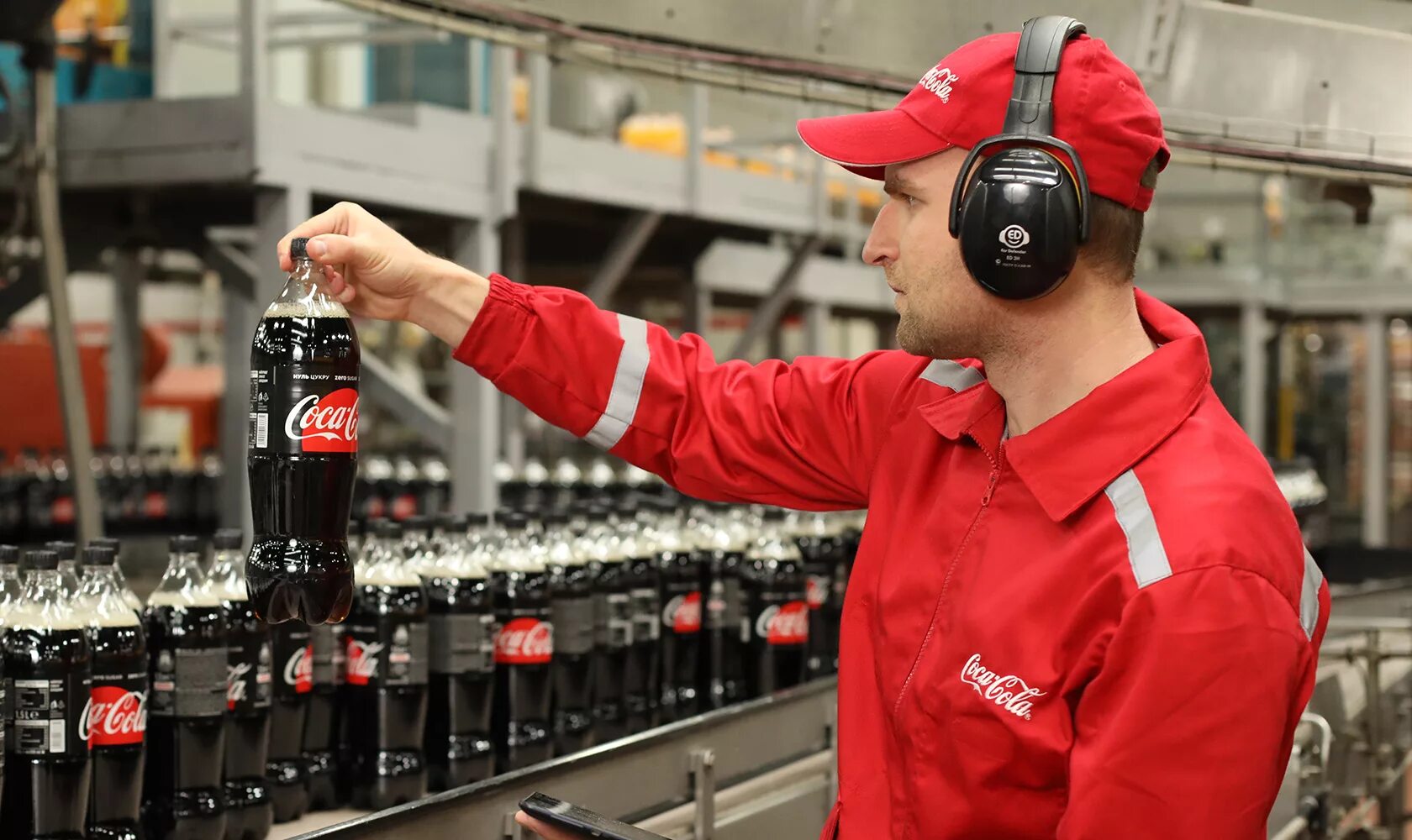Coca Cola сотрудники. Работники Кока колы. Завод Кока колы. Производство колы.