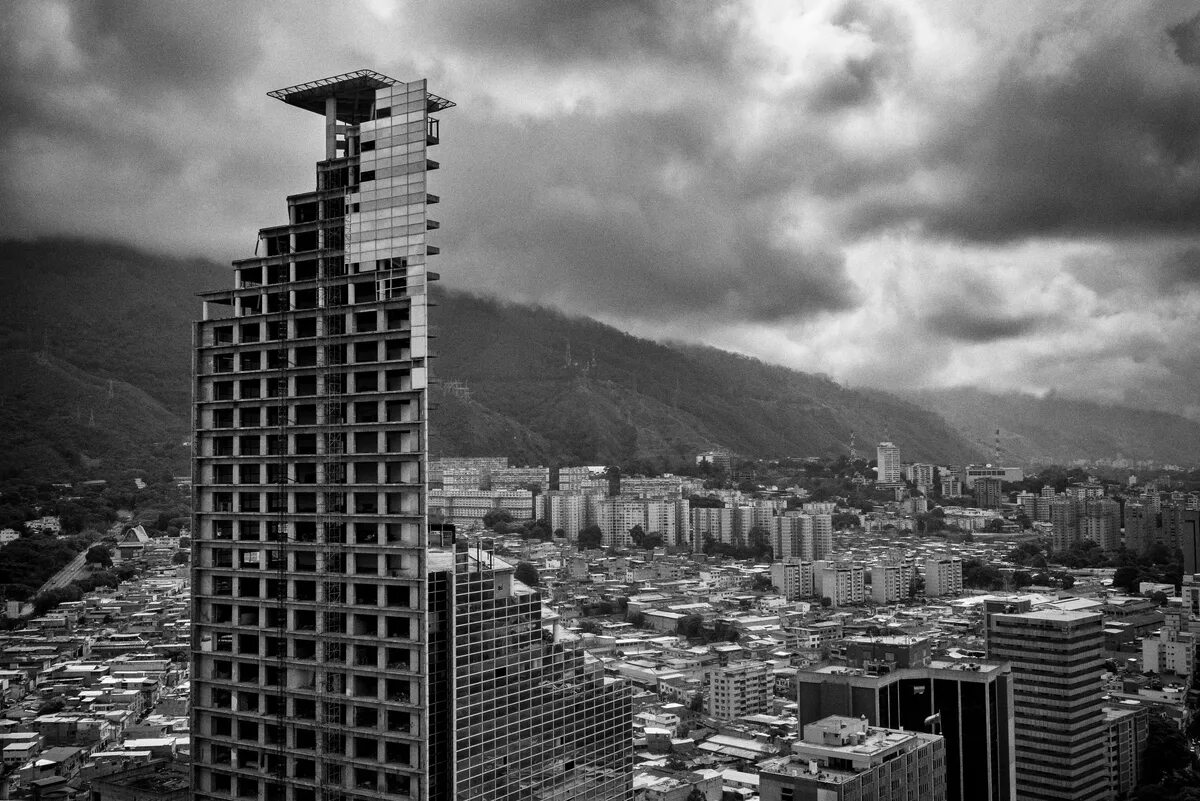Заброшенный небоскреб. Каракас небоскреб Давида. Башня Давида Венесуэла. Каракас недостроенный небоскреб. Здание Давида в Каракасе.