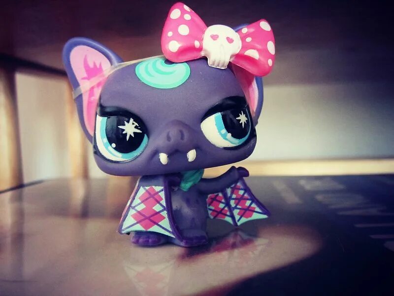 Lps стоячки. Игра littlest pet shop gameloft. Пет на телефон. My littlest pet shop питомцы из игры. Littlest pet shop lps merch.