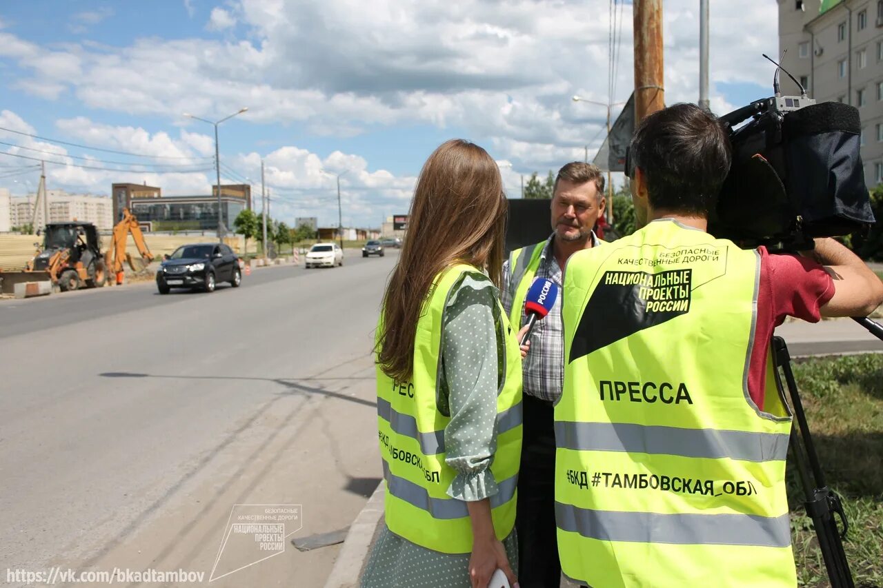 На улице Костюшко строят новый пешеходный переход. Фото тротуара в Щербинке около проезжей части. 3 июня тамбов