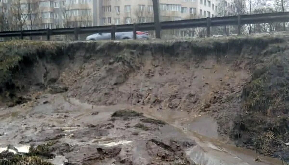 Оползень в Калуге. Набережная Калуга обвал. Обвалился холм на набережной Калуга. Лесотехникум обвал грунта.