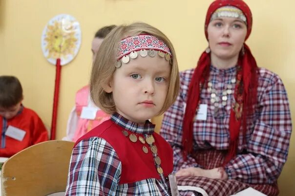 Семья по удмуртски. Национальные костюмы народов удмуртии. Удмуртка с ребенком. Удмуртские свадебные традиции. Свадьба шошминских удмуртов.