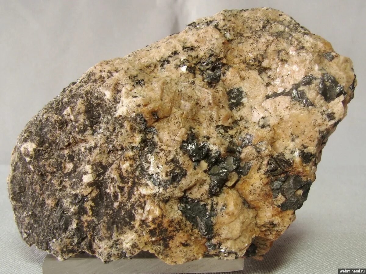 Ильменит руда. Ильменит руда. Ильменит кристаллы. Ильменит магнетитовых. Ильменит титанистый железняк.