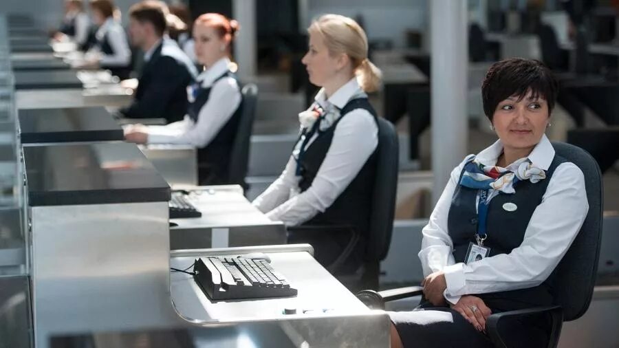 Стойка регистрации пассажиров. Стойки в аэропорту. Стойка регистрации пассажиров. Аэропорт сочи служба безопасности. Агент регистрации пассажиров в аэропорту.