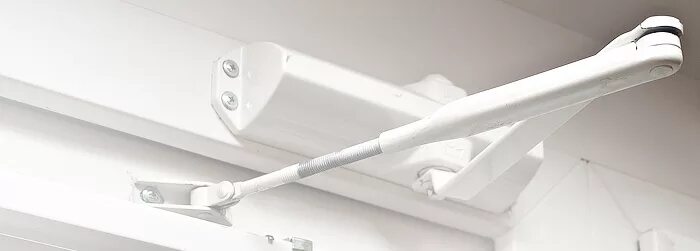 доводчик на пластиковую дверь. доводчик на противопожарную дверь. доводчики брауберг на двери алюминиевые. доводчик на алюминиевую дверь. доводчик на пластиковую дверь.