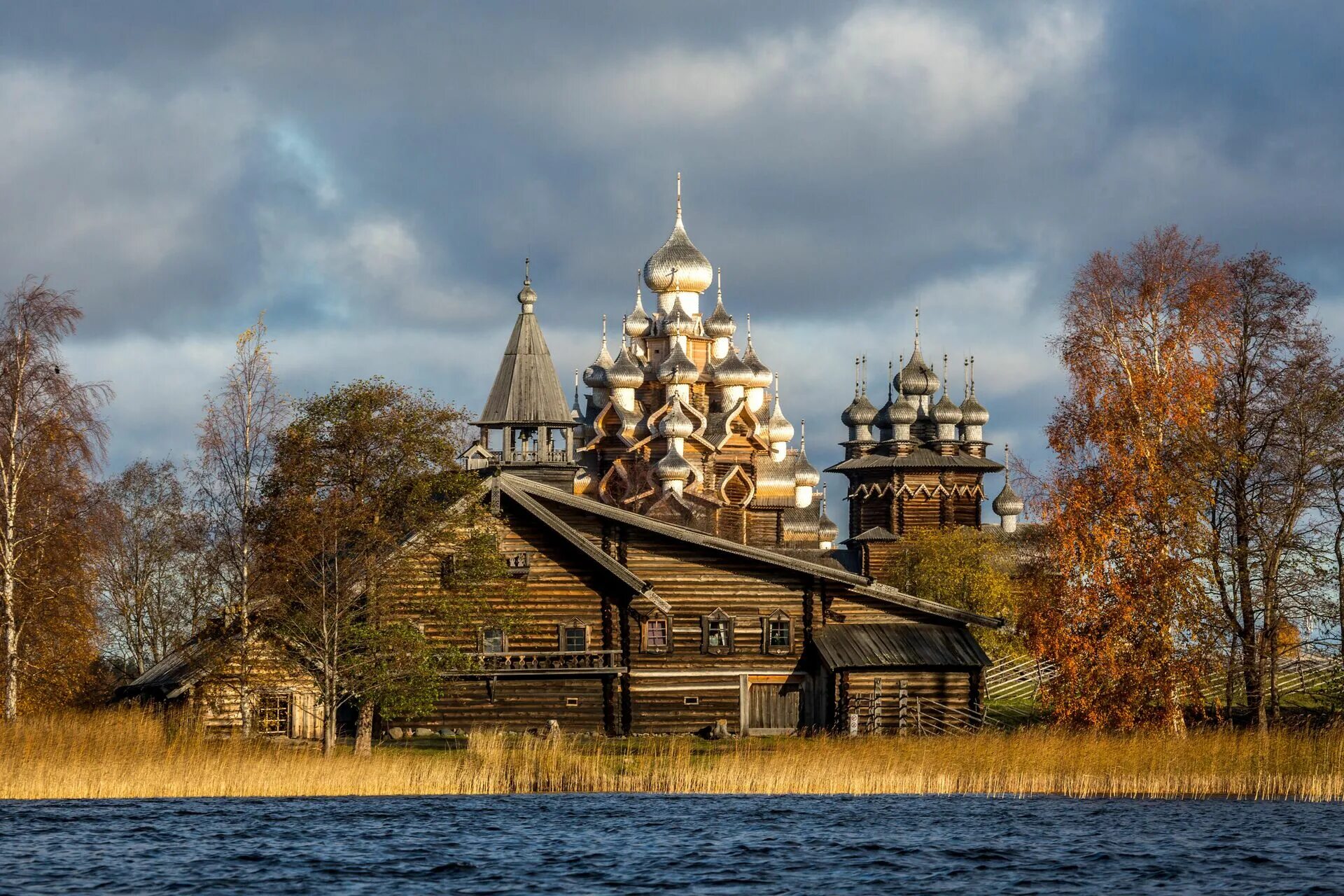 Онежское озеро заповедник. Музей заповедник Кижи Карелия. Остров Кижи. Кижи Валаам Соловки. Музей деревянного зодчества Кижи.