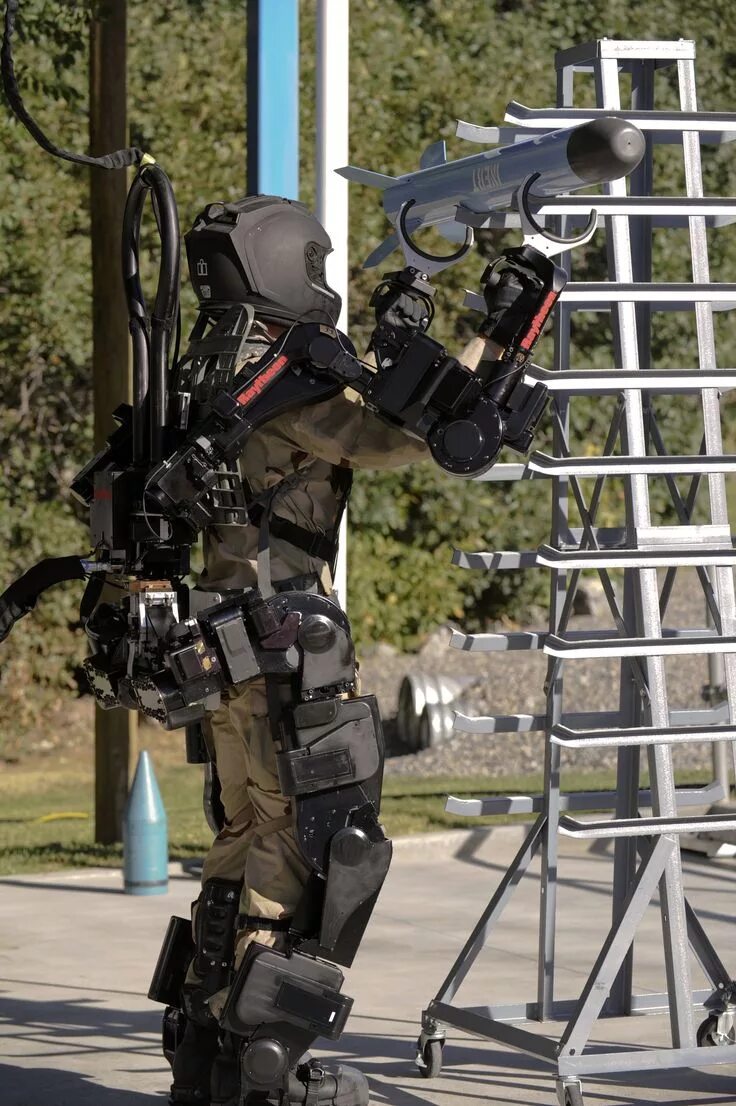 Самый лучший экзоскелет. Экзоскелет raytheon xos 2. бронекостюм экзоскелет wear 3z. ратник 3 экзоскелет. экзоскелет sarcos третьего поколения.