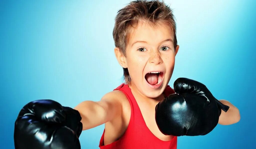 Мало спортсмен. Бокс дети. Маленький боксер. Ребенок в боксерских перчатках. Ребенок боксер.