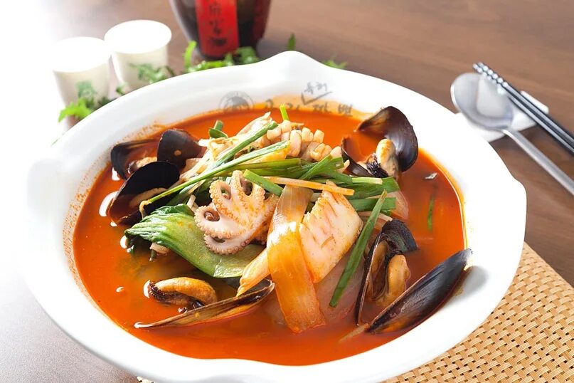 Корейские морепродукты. Корейский суп с морепродуктами. Корейский острый суп. Острый суп с морепродуктами. Острый корейский суп из морепродуктов.