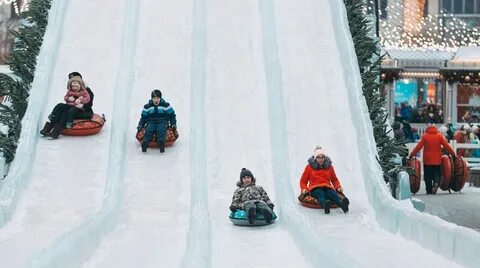 Снег и елки ледяные горки лыжи санки