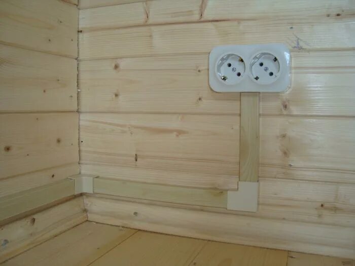 Кабель канал в деревянном доме. Электрика в кабель каналах в деревянном доме. Короба для электропроводки в деревянном доме. Кабель канал для проводов в деревянном доме.