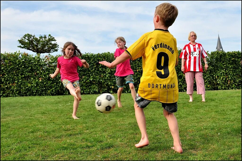 My brother plays football. Футбол дети. Дети футболисты. Детский футбол тренировки. Футбол дети с родителями.