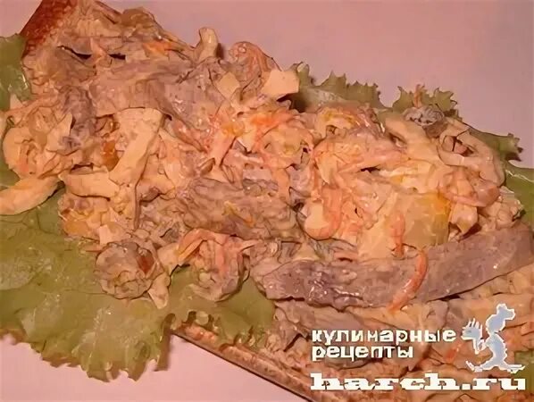 Салат с морковью лук шампиньоны. Салат с жареной морковью и луком и грибами. Салат с жареными шампиньонами и морковью. Салат с курицей, грибами, жареным луком и морковью.