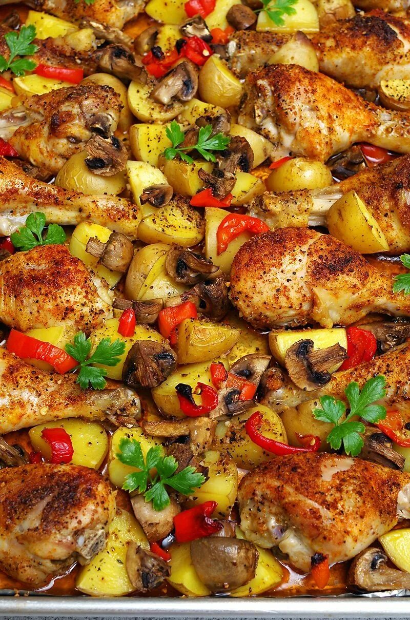 Курица в духовке с картофелем и овощами. Курица с картошкой в духовке. курица в духовке с картошкой и овощами. жареная курица с картошкой в духовке. курица с картошкой в духовке на протвине.