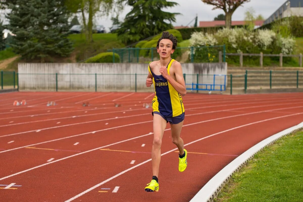 University sports festival boys athletes. Легкая атлетика бег. Бегун легкая атлетика. Легкая атлетика подростки. Подростки легкоатлеты.