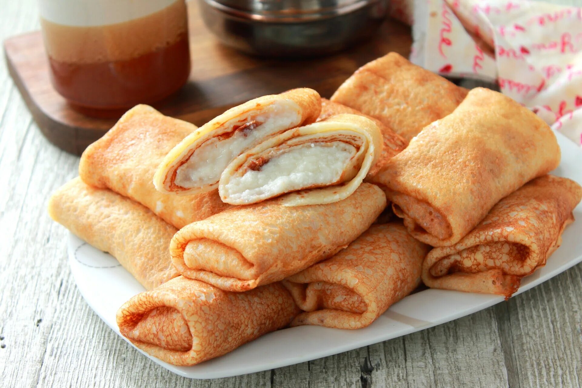 Как приготовить творог для блинчиков. Блины с творогом. Блины с творогом. Блинчики с творогом. Блинчики с творожным сыром.