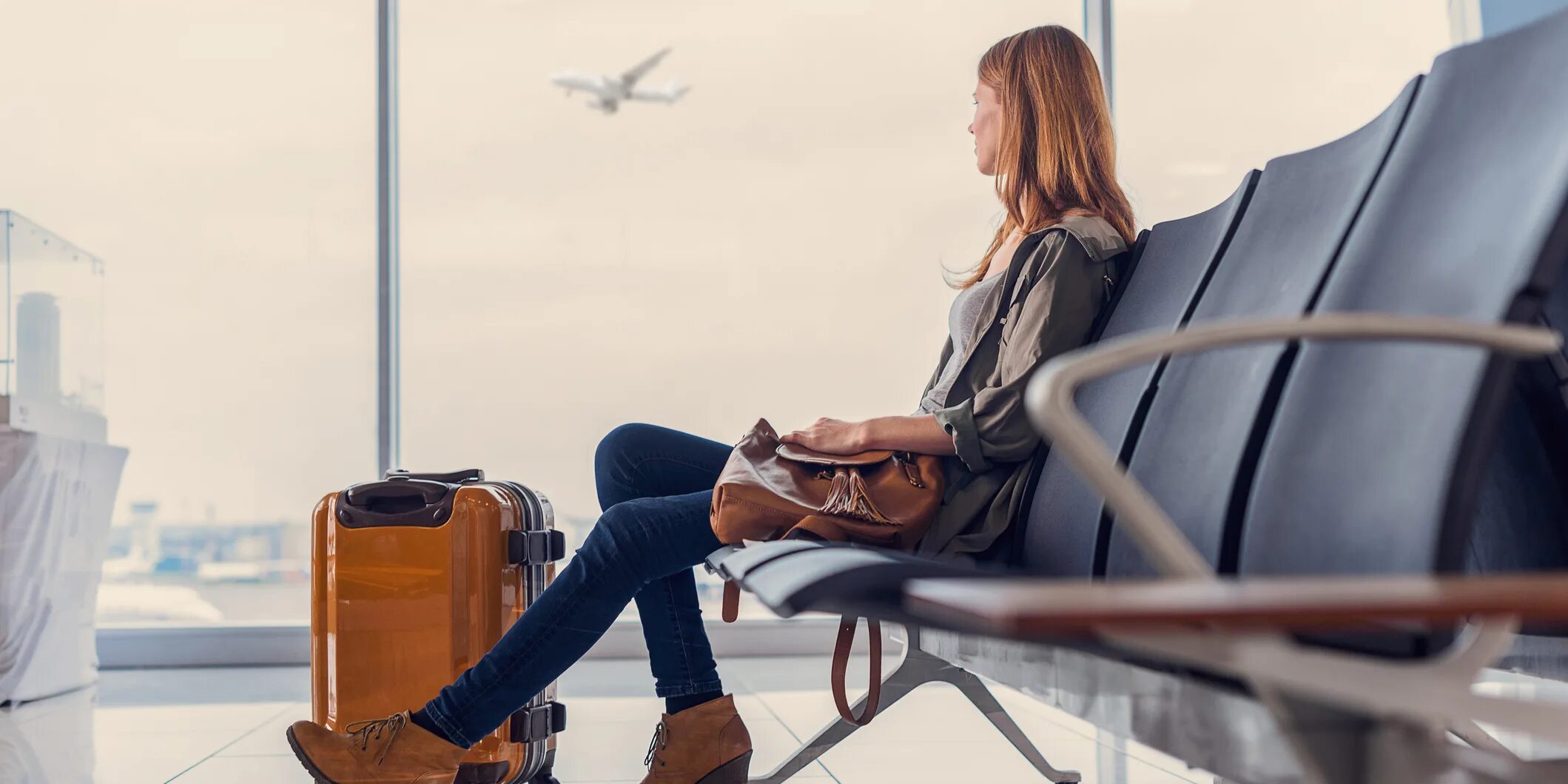 Девушка в аэропорту. Девка с чемоданом в аэропорту. Ожидание в аэропорту. Фотосессия в аэропорту.