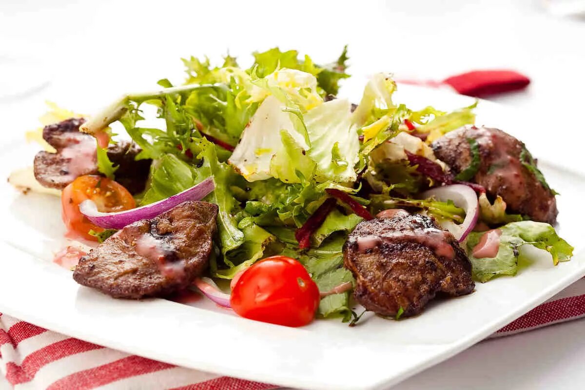 Салат с цукини и помидорами. Теплый салат с печенью и овощами. Салат с тунцом и грибами. Тёплый салат с брокколи и беконом. Салат с баклажанами и помидорами.