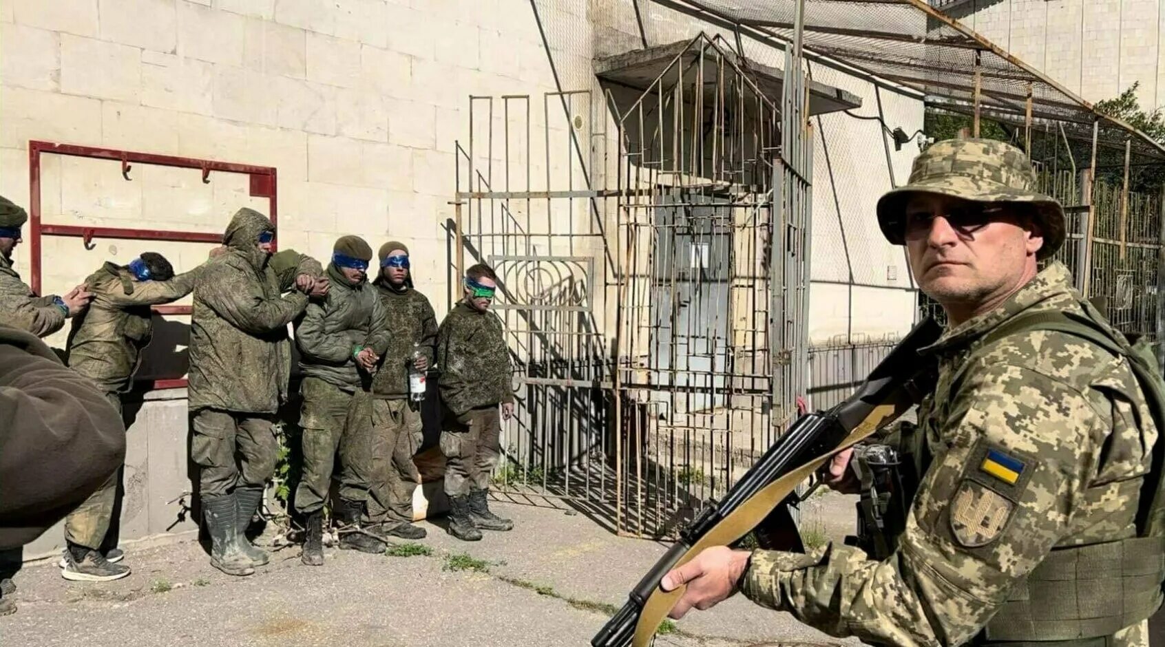 Военнослужащий попавший в плен. Русские военные в плену на украине. пленные россияне в украине. русские солдаты в плену на украине.