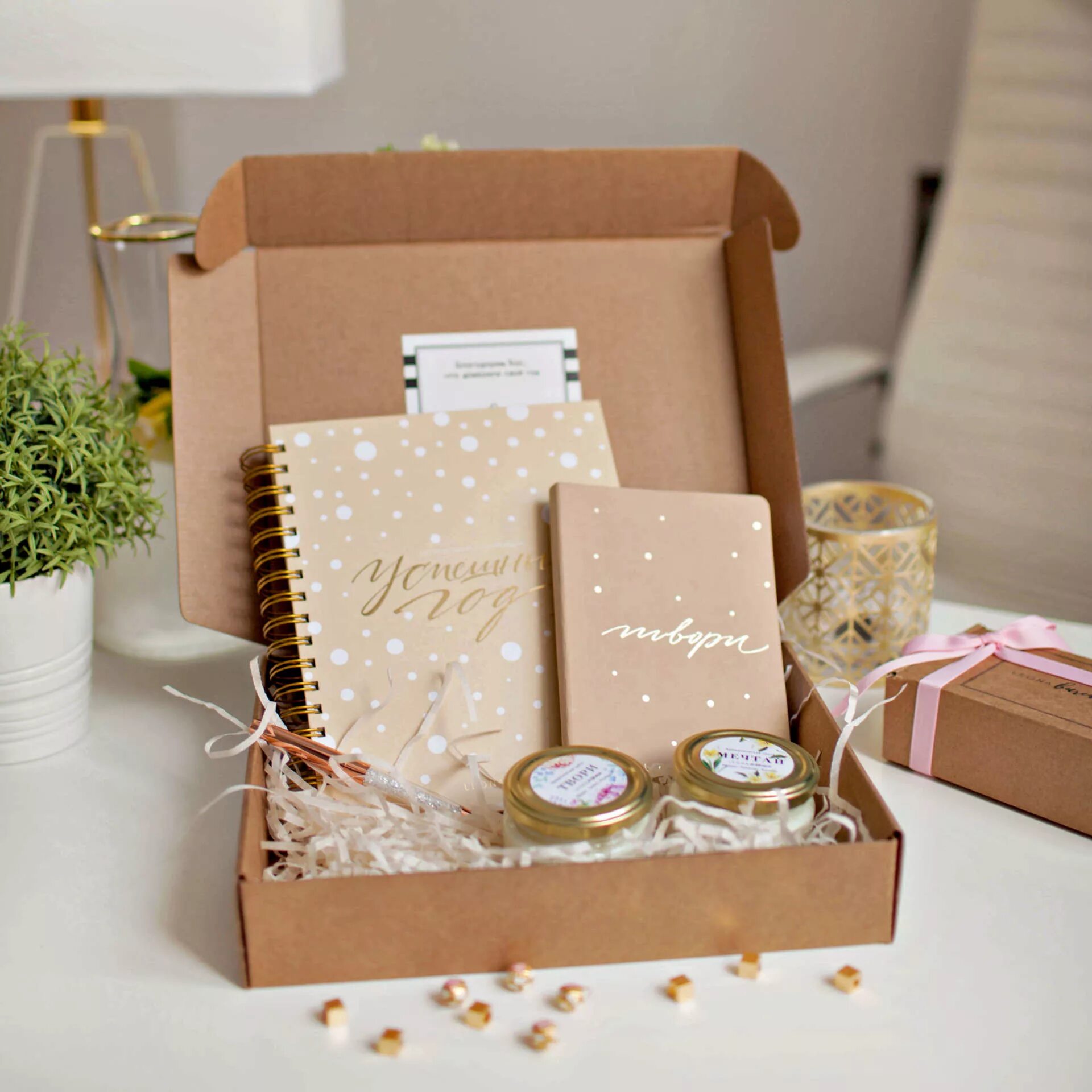 Крафтовый подарочный набор. Крафтовые подарочные наборы. Корпоративные подарки на новый год. Крафтовая коробка для подарка. Подарок в крафт коробке.