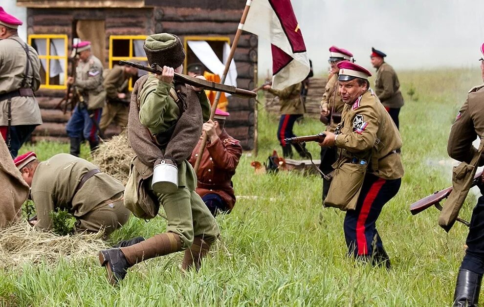 Го в нападении. Реконструкторы гражданской войны в России. Французы 1812 реконструкторы.