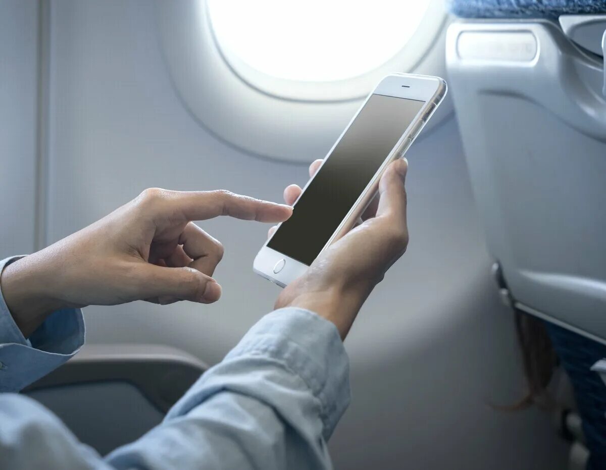 Мобильная связь в самолете. Сотовая связь в самолете. Wi-fi в самолёте. Выключить телефон в самолете. Выключают ли телефон в самолете.