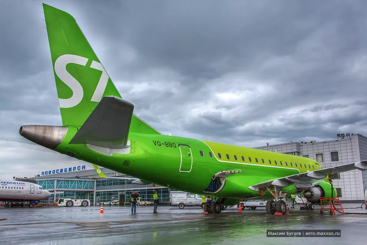 Самолет новокузнецк. Embraer e170 s7. Самолёт s7 Airlines Embraer 170. Эмбраер 170 s7. Embraer 170 s7 Новосибирск.