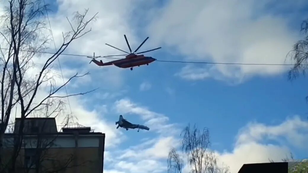 Вертолеты над санкт петербургом. Вертолет над домом. Истребитель над домом. Военные самолеты над СПБ. Истребители над Санкт-Петербургом.