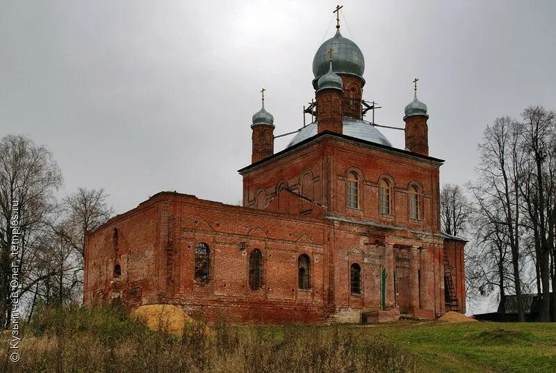 Храм Михаила Архангела деревня Шарапово. Деревня Шарапово Сергиево-Посадский район. Деревня Шарапово Церковь. Успенская Церковь в Шарапово.