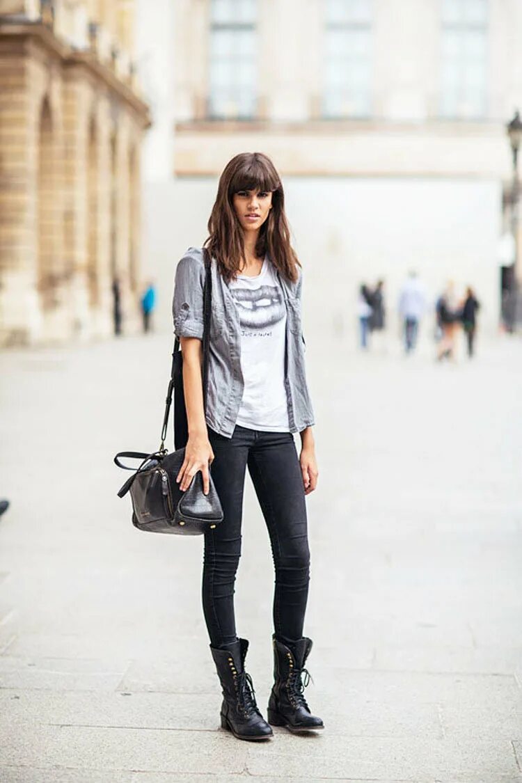 Одежда для высоких девушек. Ботинки dr martens street style 2025. челси и скинни. стиль для высоких девушек. ботинки челси женские с джинсами.