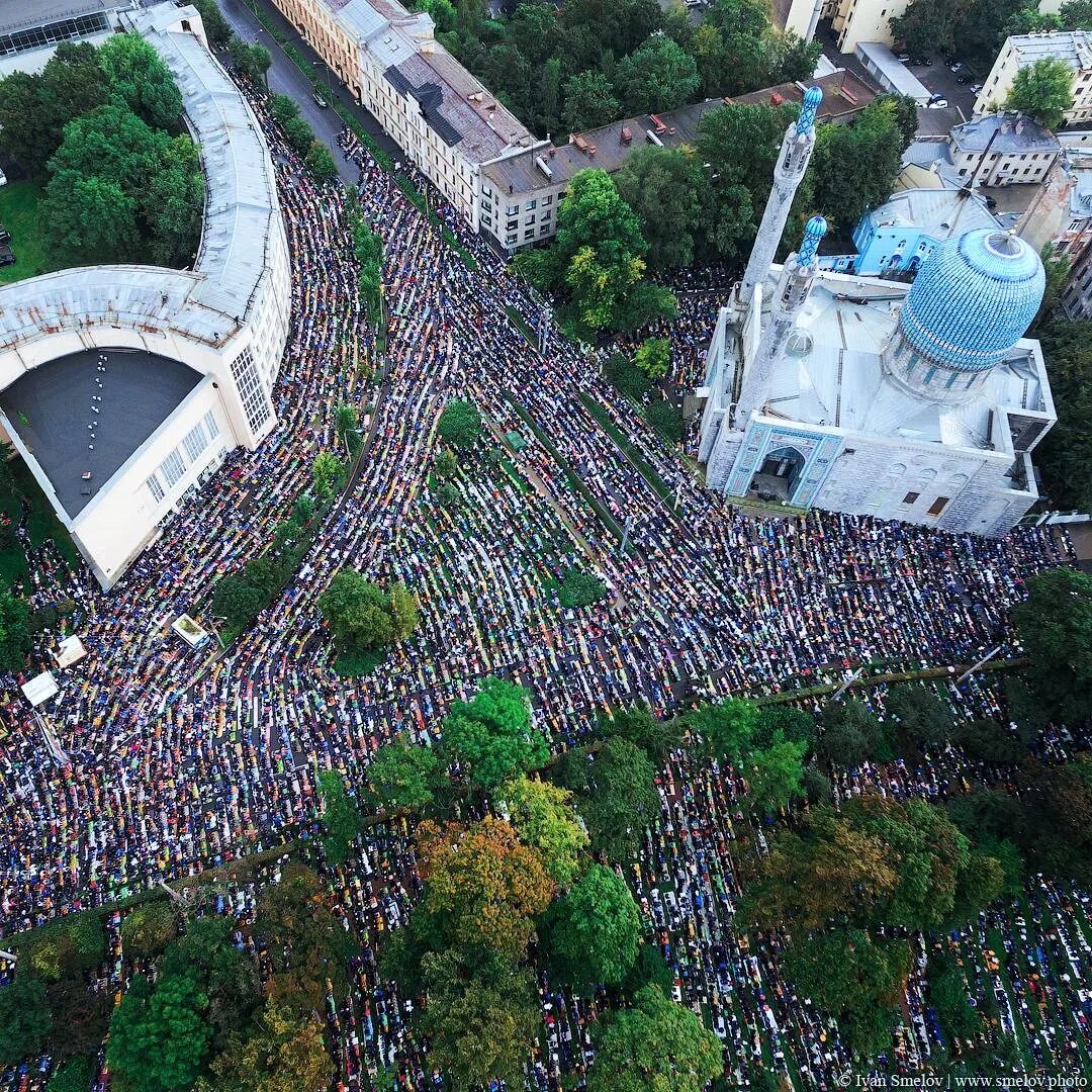 Ураза санкт петербург. Соборная мечеть Курбан байрам СПБ. Мечеть в Санкт-Петербурге на Ураза байрам. Горьковская Курбан байрам метро Горьковская Курбан байрам. Горьковская мечеть Санкт-Петербурга Курбан байрам.