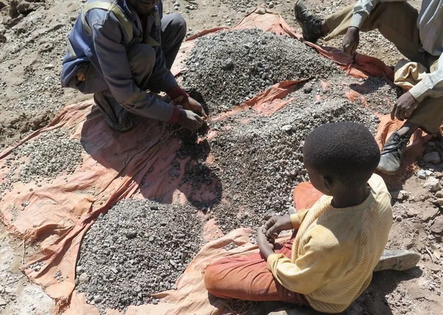 Дети добывающие кобальт в конго. Кобальтовые месторождения. Добыча кобальта. Дети добывают кобальт в конго. Кобальтовые рудники в конго детский труд.