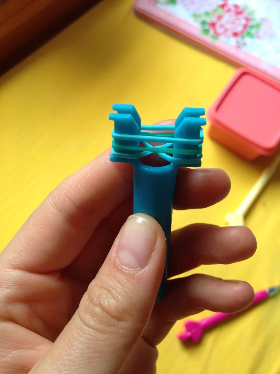 Рогатка из пальцев и резинки. Рогатка для плетения резиночек. Рогатка из картона. Рогатка из канцелярской резинки. Как сделать рогатку своими руками.