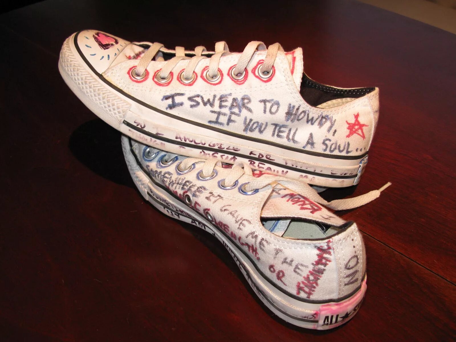 Надпись на подошве кроссовок. Разрисованные кроссовки. Роспись обуви. Надписи на кедах. Надписи на подошве