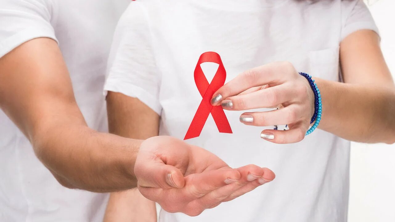 Вич семей. Ленточка СПИД. ВИЧ лента. Профилактика ВИЧ красная лента. Руки красная лента ВИЧ.
