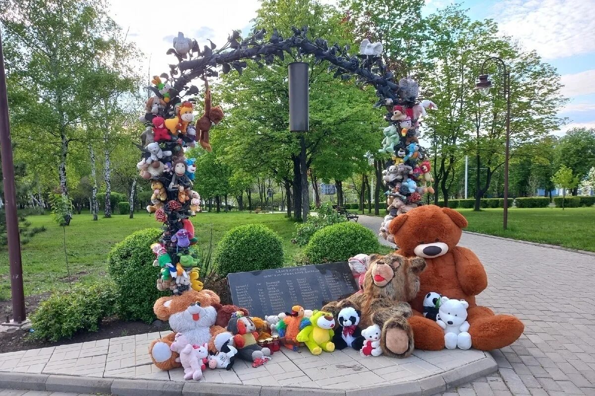 Парк победы донецк аллея ангелов. Аллея детей в донецке. Памятник погибшим детям в донецке. Аллея ангелов на донбассе. Аллея ангелов на донбассе.