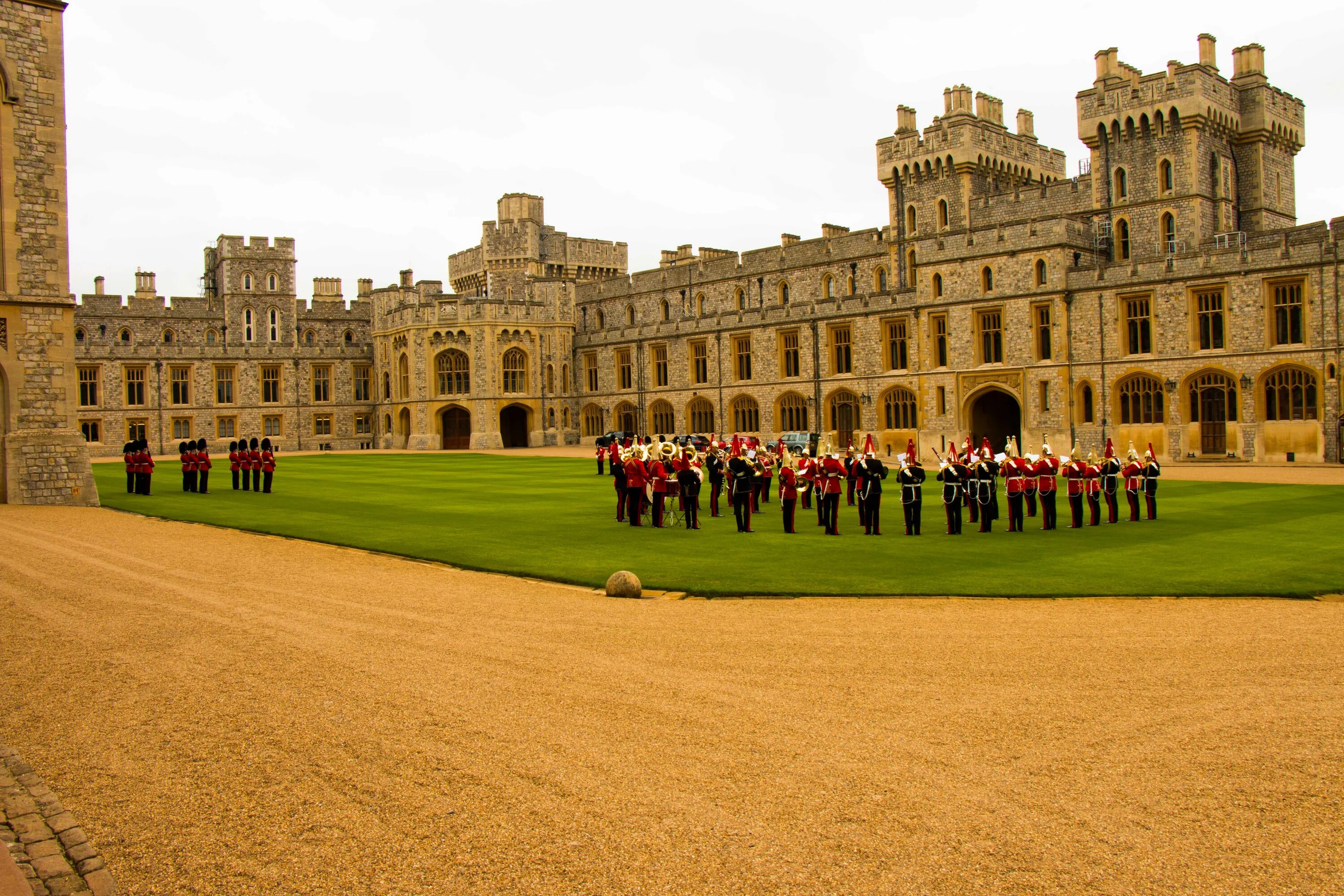 Виндзорский дворец в лондоне. Королева великобритании в виндзорском замке. Windsor. Виндзорский замок, беркшир, англия. Сент-джеймс виндзорского замка.