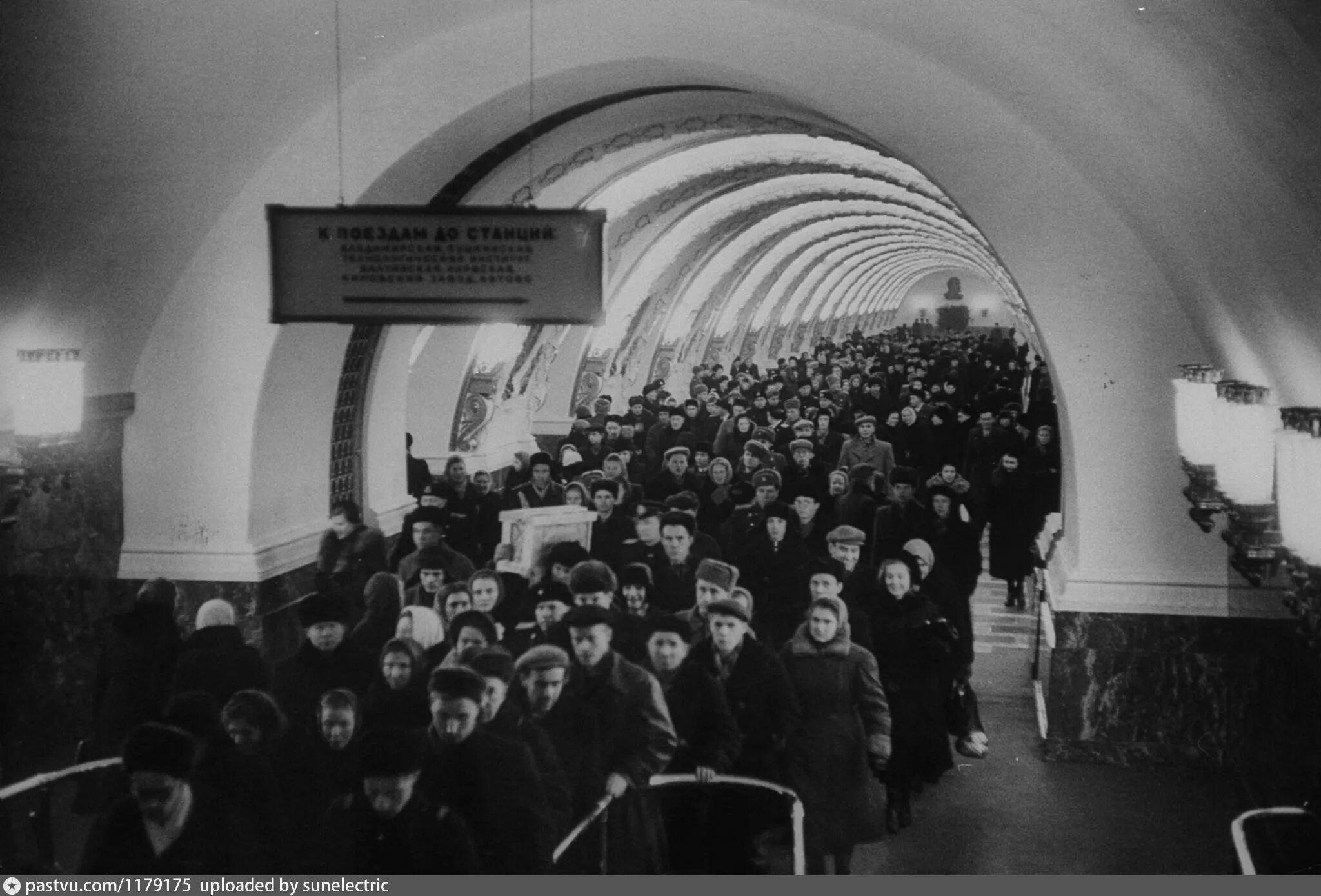 Открытие метрополитена в ссср. Площадь Восстания 1955. Ленинградский метрополитен 1955 площадь Восстания. Станция метро площадь Восстания Санкт-Петербург 1955 года. Метро Ленинград 1955.