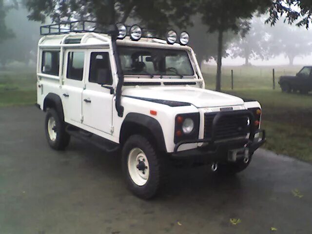 Defender 2000. Ленд Ровер Дефендер 1993. Дефендер 2000 года. Дефендер с кенгурятником. Land Rover Defender кенгурятник.