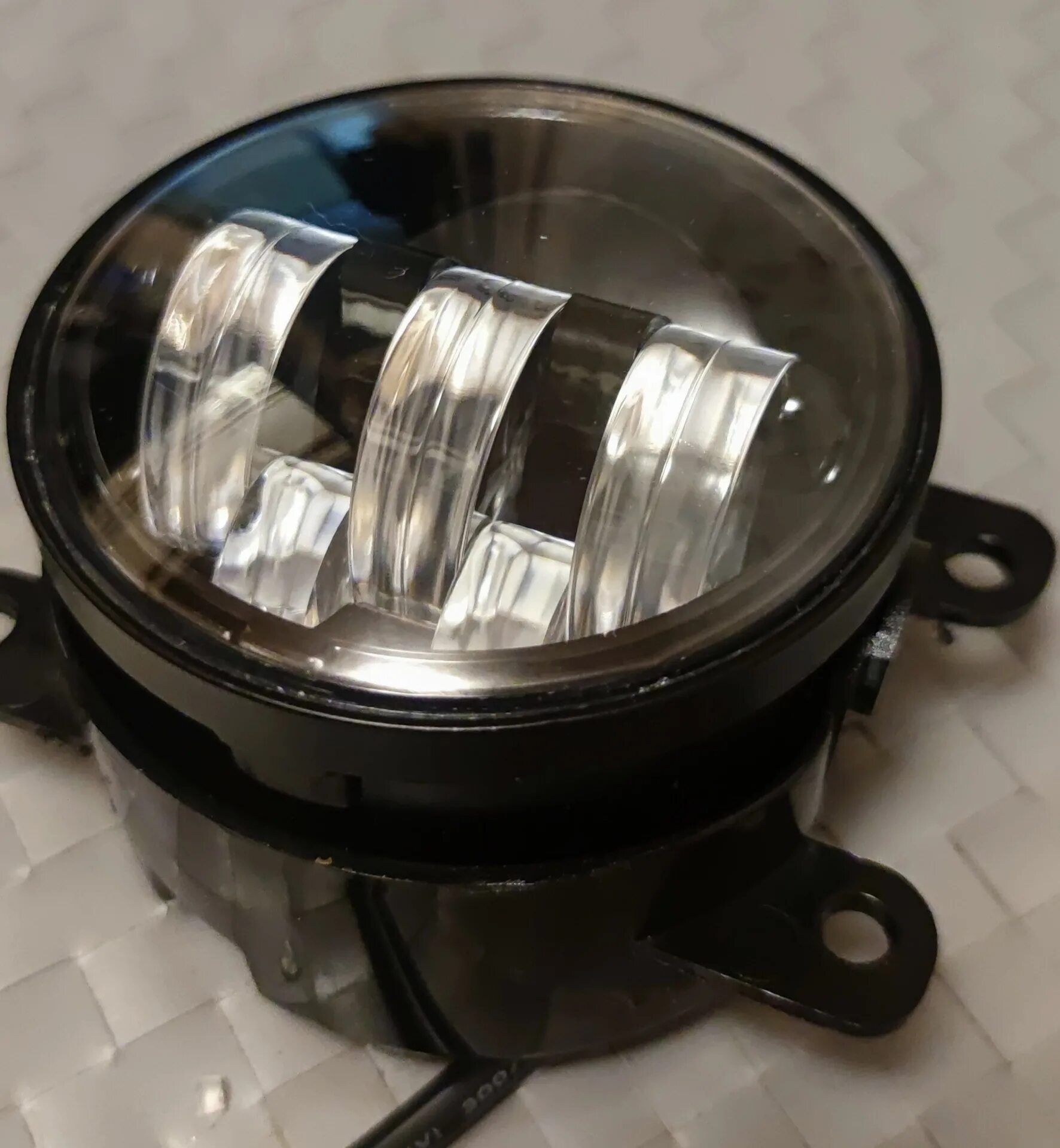 Противотуманные фары led ford focus 2. Светодиодные птф на ниву 2121. Установка диодных противотуманных фар. Led птф touareg 2003. На део матиз 2007 протеватуманка.
