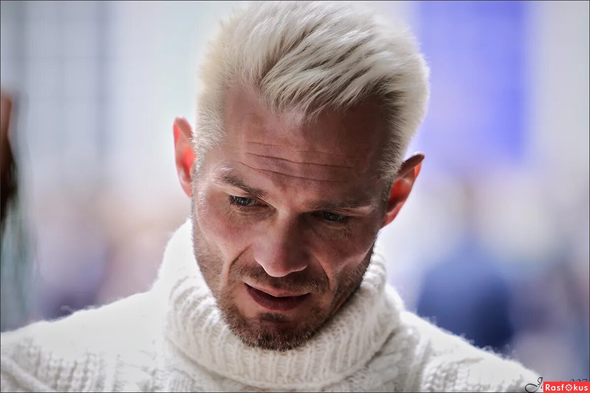 лонг лонг мэн модель. мужчина блондин. короткая spiky hair стрижка мужская. брутальный блондин. красивый блондин.