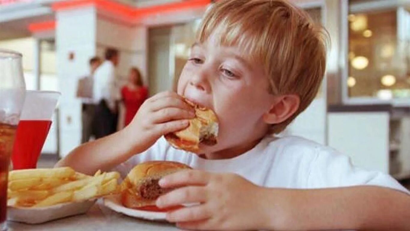 Покажи где едят. Детский организм и употребление фастфуда. Неправильное питание детей. Ребенок ест фаст фуд. Ребенок Обжора.