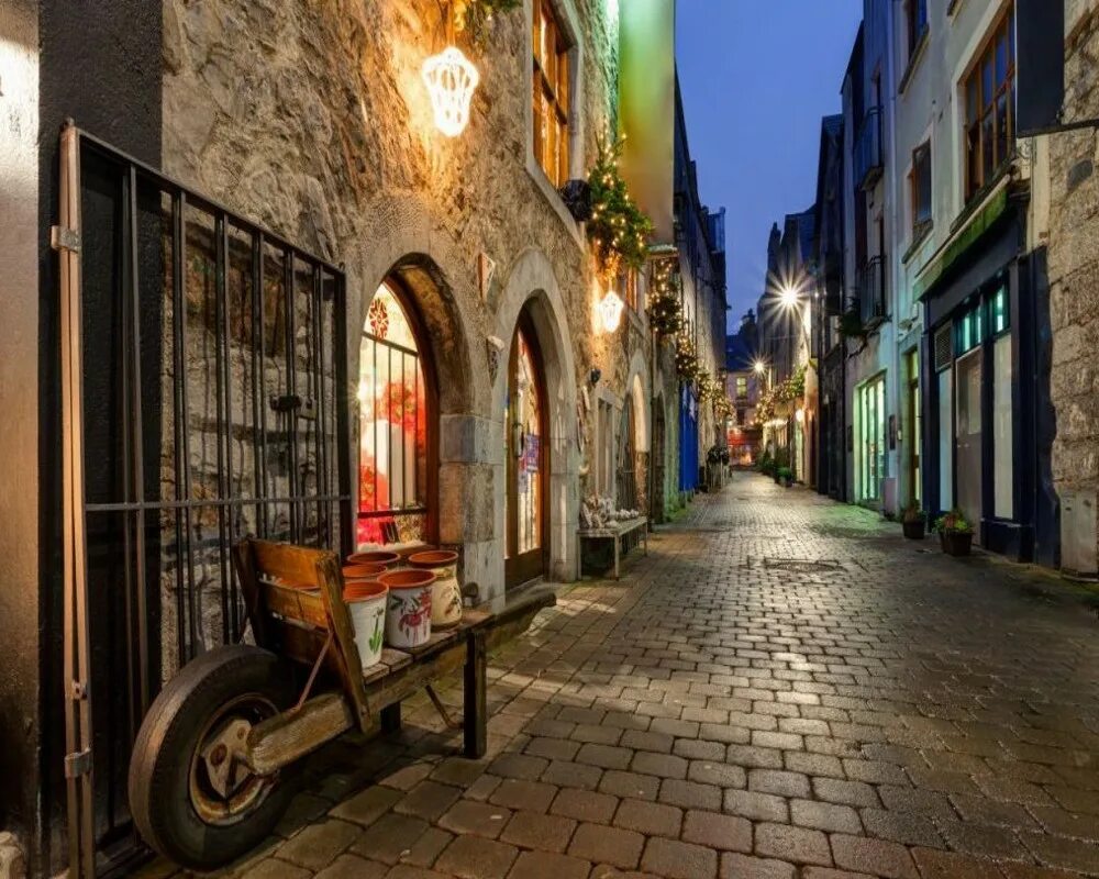 Самые красивые старые города. Улочки Римини. Голуэй (город). Голуэй Ирландия. Красивые улочки Европы.