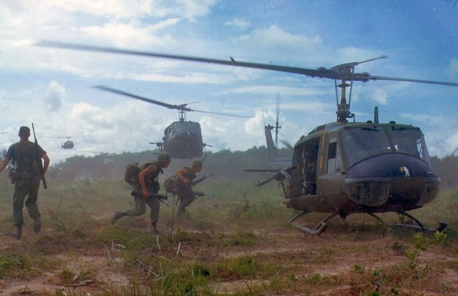 Uh 1 вьетнам. Uh-1 iroquois во вьетнаме. хьюи вертолет вьетнам. bell uh-1 huey vietnam.