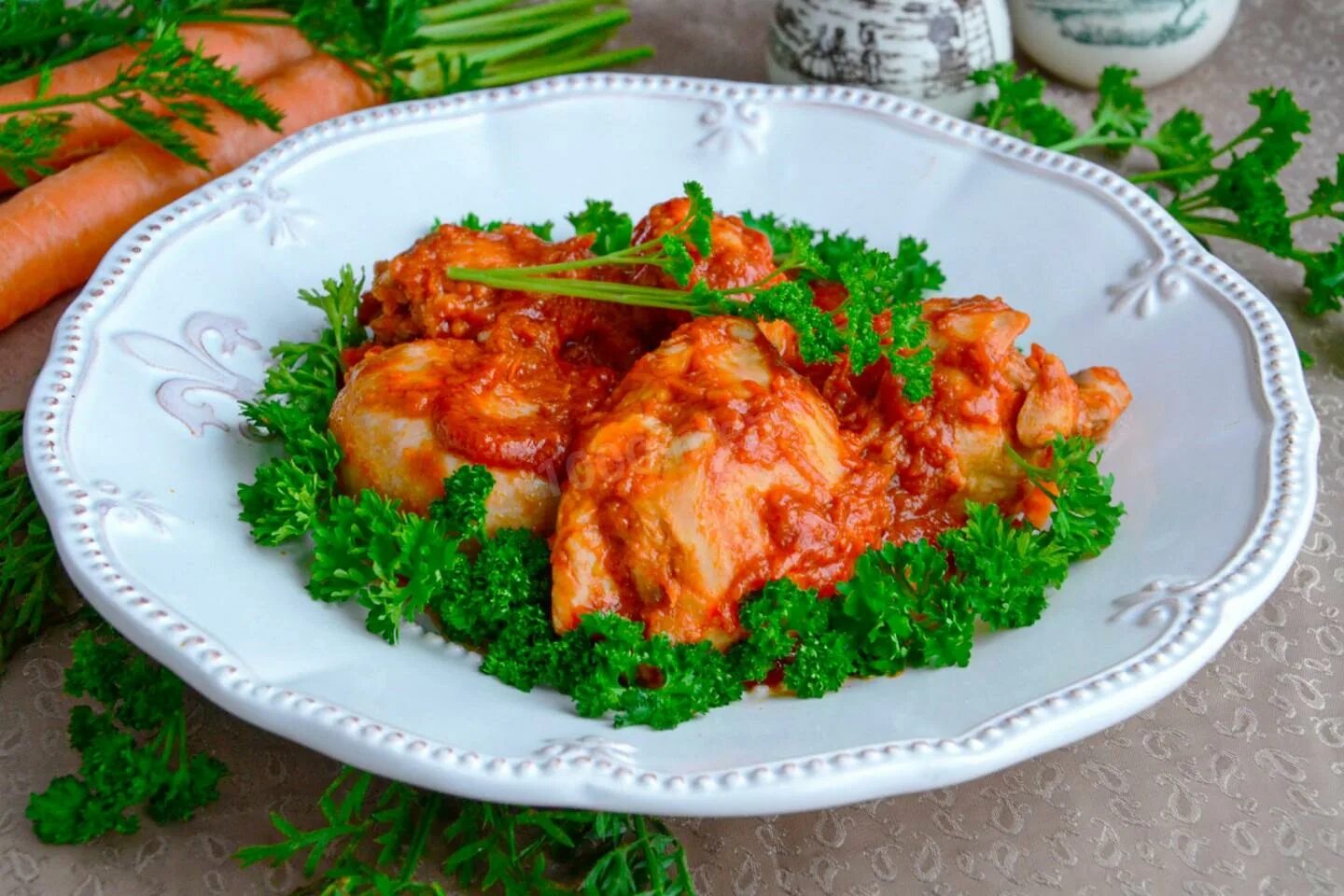 Грудка куриная в томатном соусе на сковороде. Куриная грудка в томатном соусе. тушеная курочка. курица тушеная в томатном соусе. блюда из жареной и тушеной птицы.