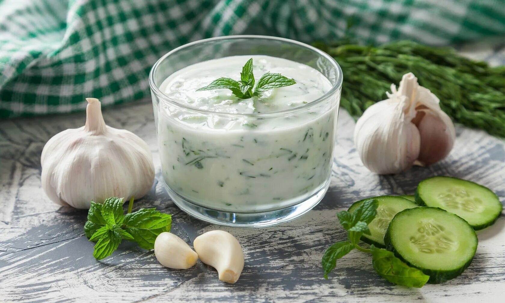 Кефирный соус. Кефир с чесноком. Кефир с чесноком и зеленью. Мацони с огурцом. Кефир с чесноком и зеленью.